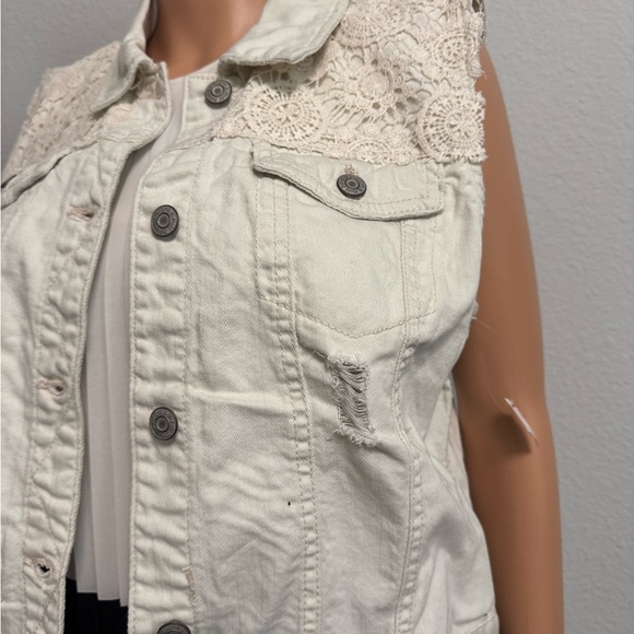 Mudd Off-White Vest with Crochet Accents - Picture 2 of 12